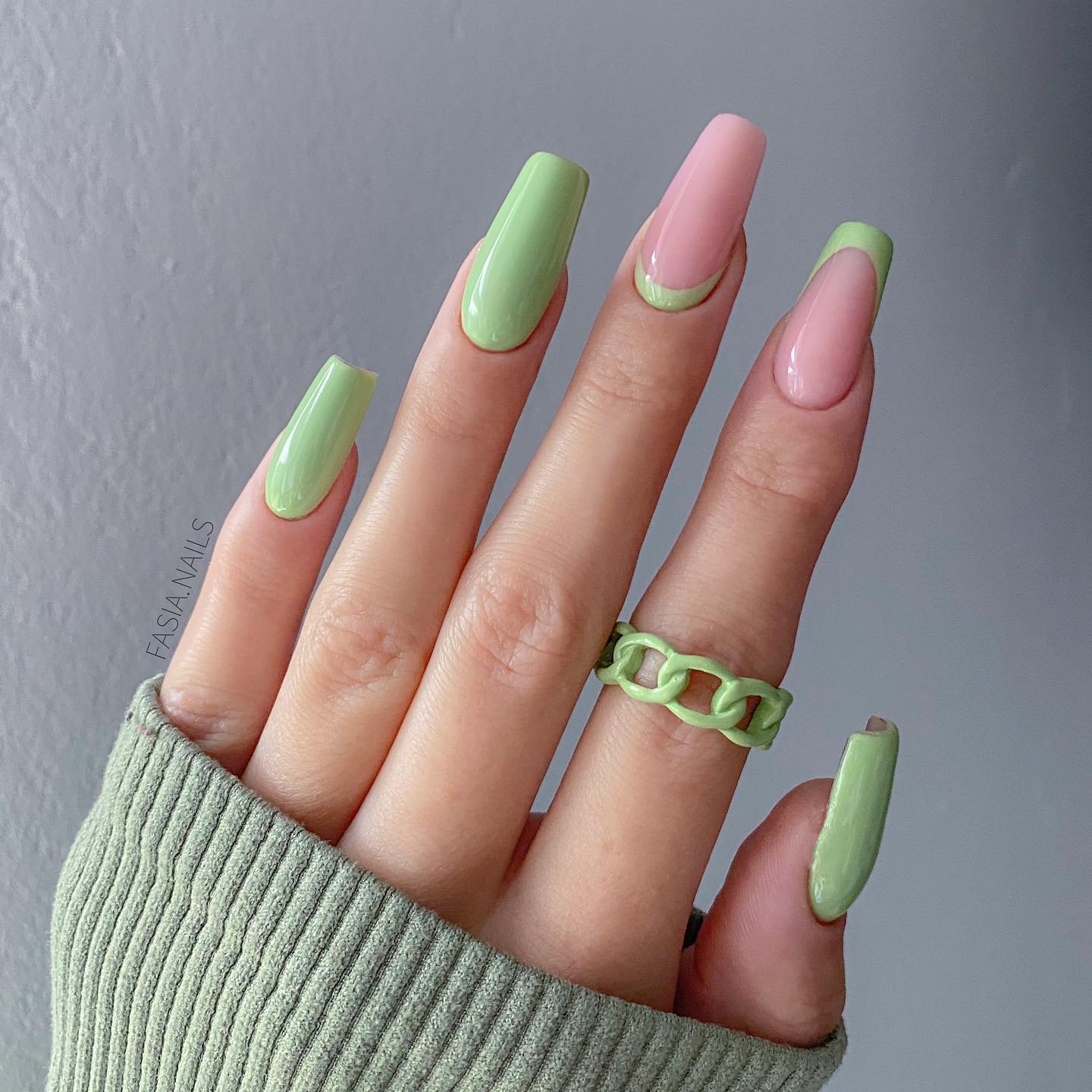 50-green-nails-to-try-right-now-the-pink-brunette