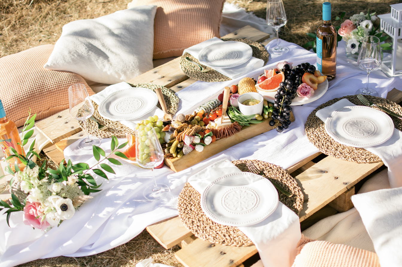 How to Decorate For a Picnic With Friends | The Pink Brunette