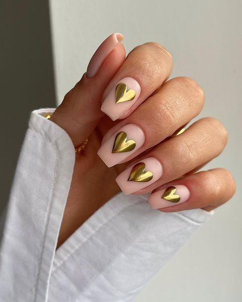 gold nails, gold nails ideas, gold nails acrylic, gold nails design, gold nails prom, gold nails short, gold nails aesthetic, gold nails ideas simple, heart nails, heart nails gold, chrome nails