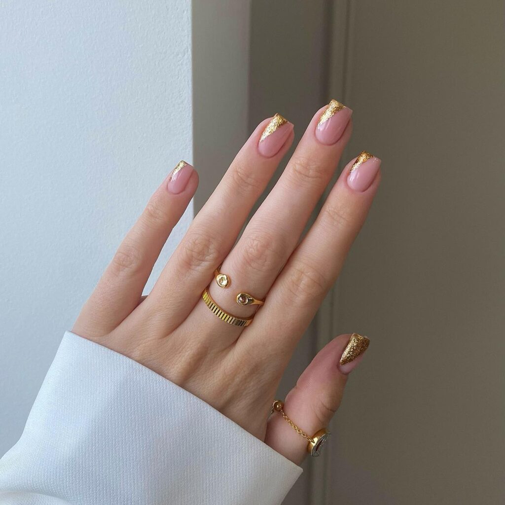 gold nails, gold nails ideas, gold nails acrylic, gold nails design, gold nails prom, gold nails short, gold nails aesthetic, gold nails ideas simple, glitter nails, glitter nails gold, side French nails