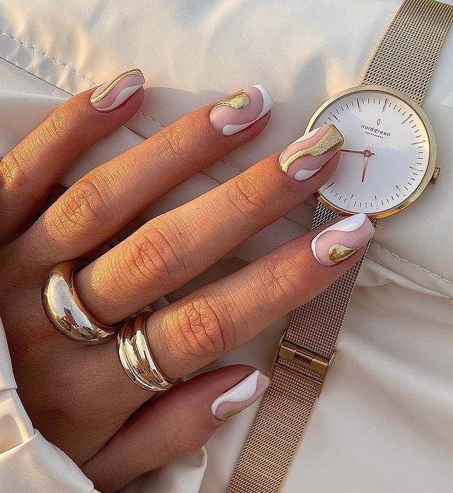 gold nails, gold nails ideas, gold nails acrylic, gold nails design, gold nails prom, gold nails short, gold nails aesthetic, gold nails ideas simple, white and gold nails, swirl nails, swirl nails white, swirl nails gold