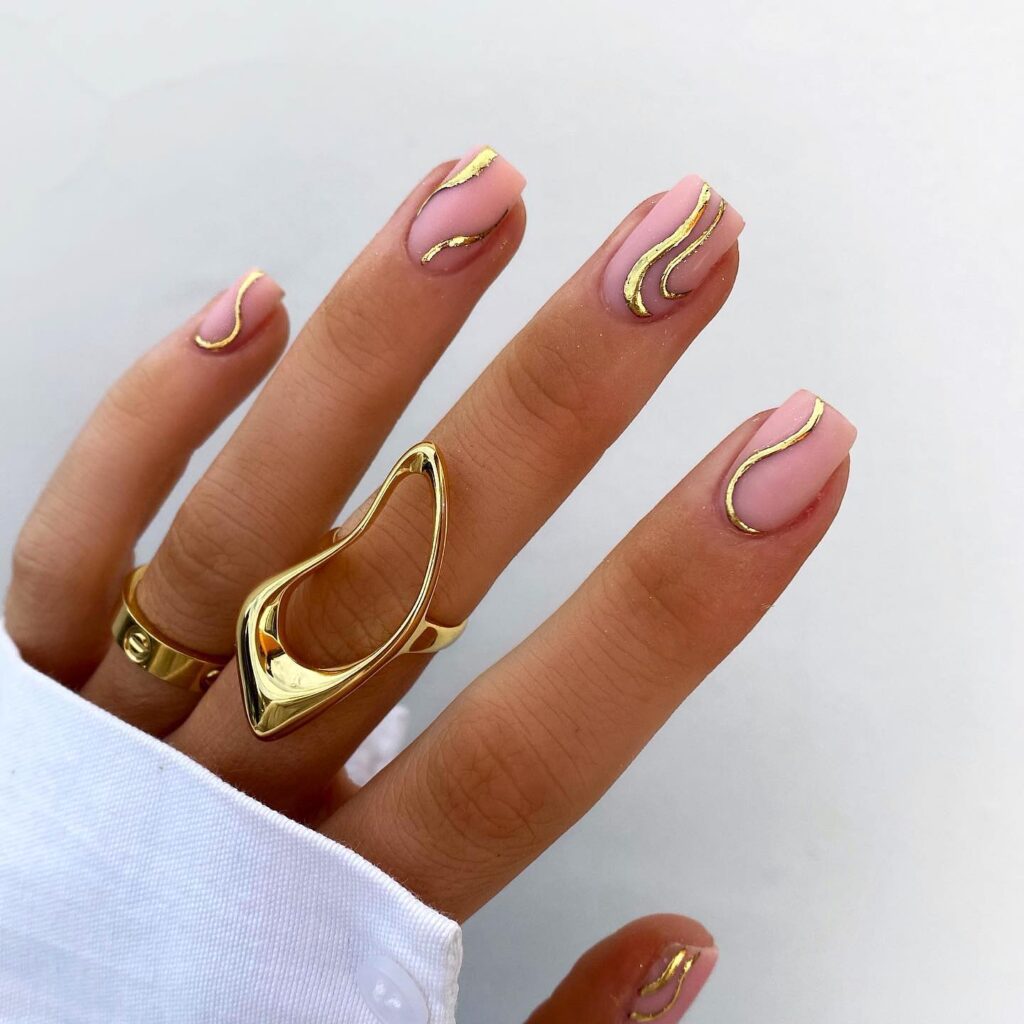 gold nails, gold nails ideas, gold nails acrylic, gold nails design, gold nails prom, gold nails short, gold nails aesthetic, gold nails ideas simple, swirl nails, swirl nails gold, square nails, square nails gold